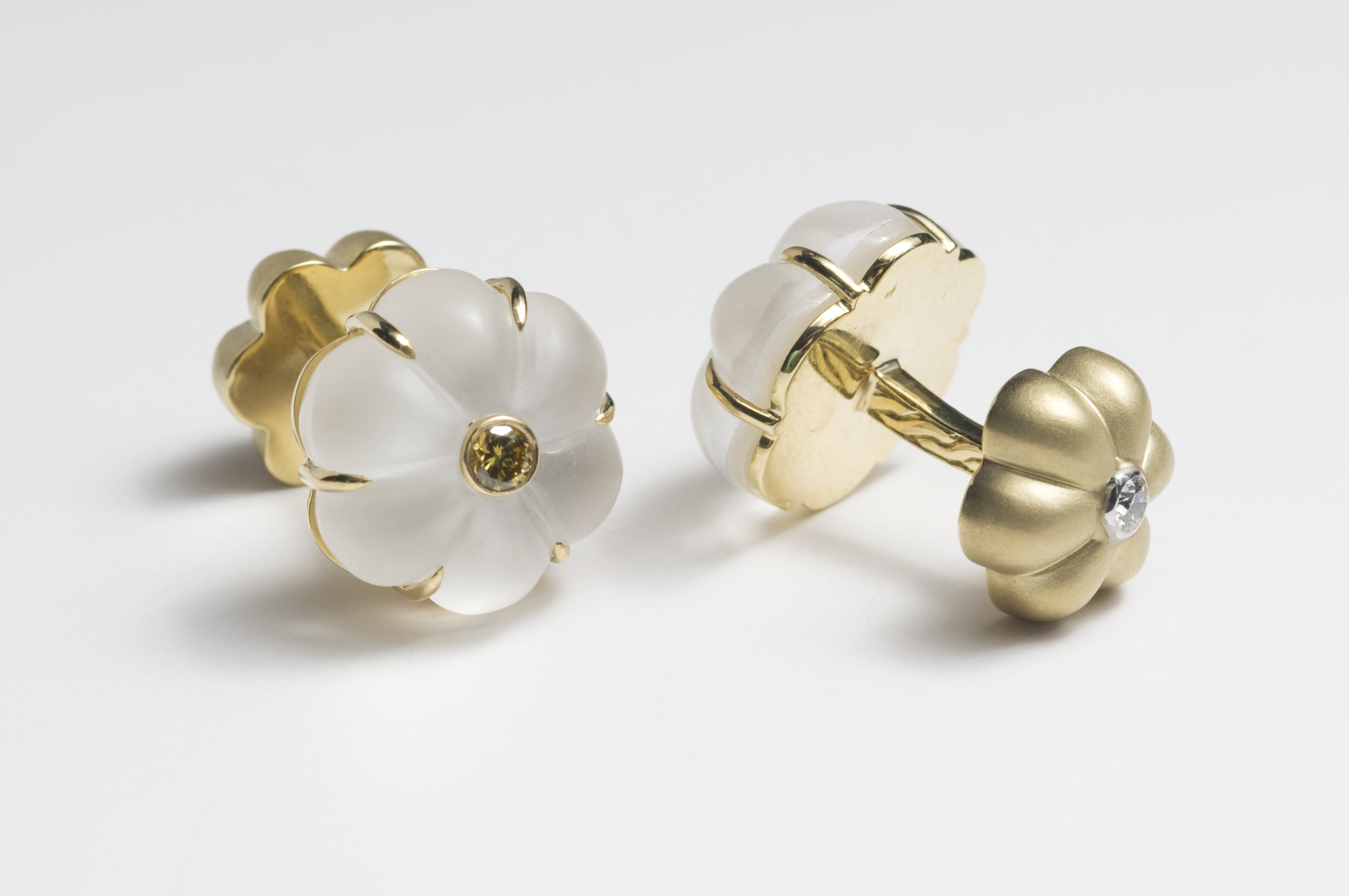 Crystal flower cufflinks in yellow gold with yellow diamond